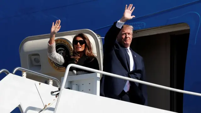 特朗普（右）与第一夫人梅拉尼娅·特朗普（左）步出空军一号机舱后挥手（5/11/2017）
