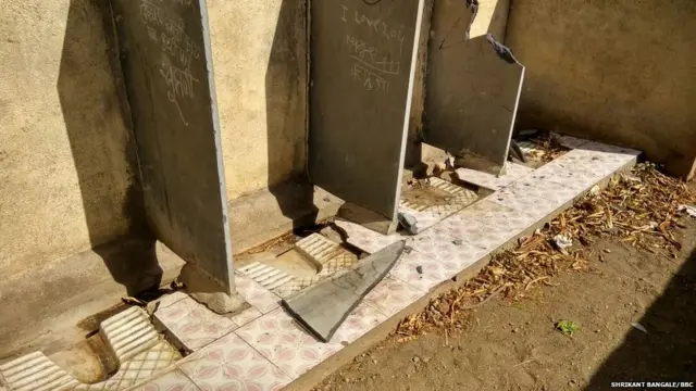 विद्यार्थिनींचं मुत्रीघर