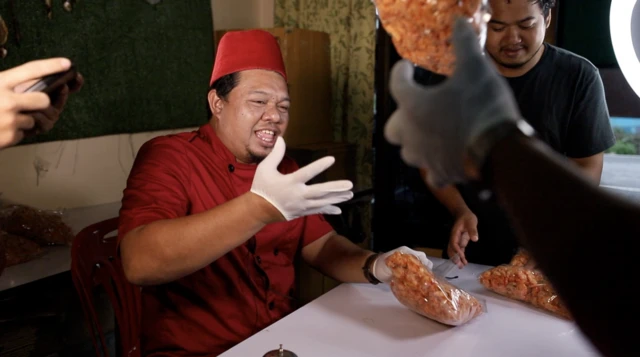 ฮาซันขณะไลฟ์ขายอาหารทะเล