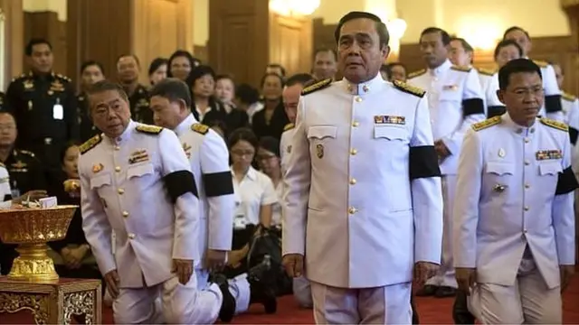 ژنرال پرایوت چن- اوجا (نفر وسط) تلاش کرده نگرانی ها در مورد روند جانشینی سلطنت را رفع کند.