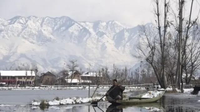 কয়েক দশক ধরে সংঘাতে ভুগছে কাশ্মীর