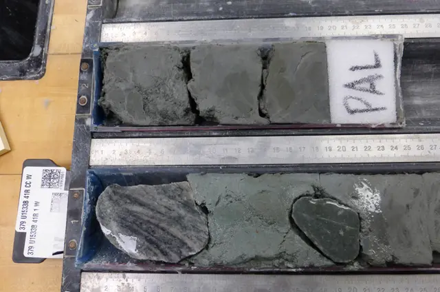 yeşil kaya parçası