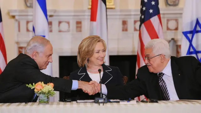 అమెరికా నాటి విదేశాంగ మంత్రి హిల్లరీ క్లింటన్‌తో ఇజ్రాయెల్ అధ్యక్షుడు నెతన్యాహు, పాలస్తీనా ప్రధాని మొహమూద్ అబ్బాస్