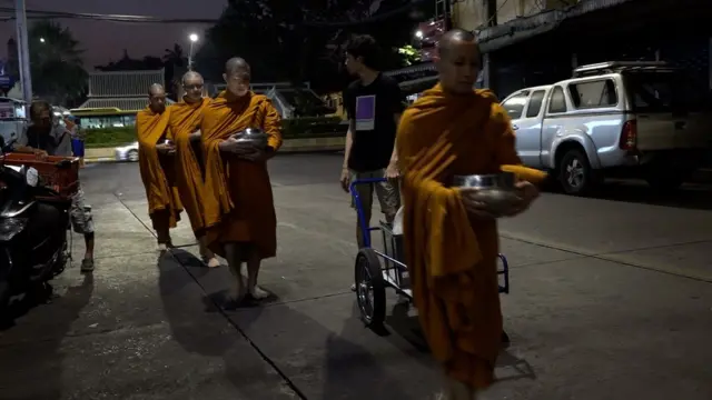พระบิณฑบาต