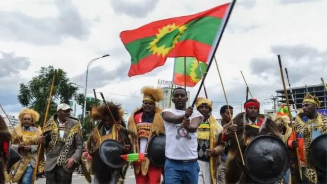 ብባንዴራን ኣፍራስን ዝተዓጀቡ ተወላዶ ብሄር ኦሮሞ ኣብ ሰልፊ