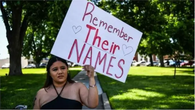 স্কুলের বাইরে সেখানকার একজন অধিবাসী।