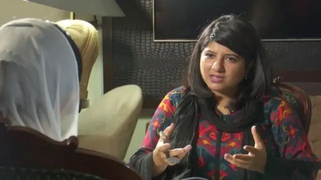 आसिफ़ा अली भुट्टो का इंटरव्यू करती बीबीसी संवाददाता