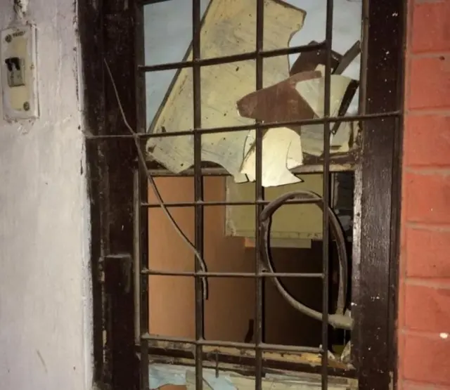 অজ্ঞাত মুখোশধারীরা ক্যাম্পাসে ব্যাপক ভাঙচুর চালায়।