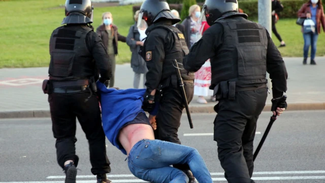 ОМОНовцы тащат по земле мужчину