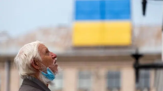 Чоловік з маскою