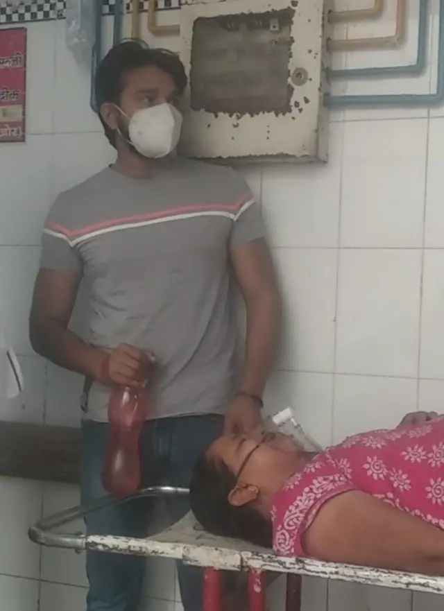 हैलट अस्पताल में स्ट्रेचर पर पड़ा मरीज़