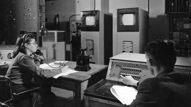 Mujer en un estudio de control de televisión en 1947