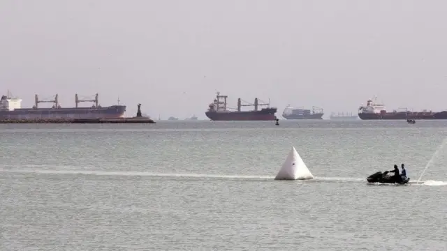 የመተላለፊያውን መከፈት ከሚጠብቁት ከ350 በላይ መርከቦች መካከል ጥቂቱ