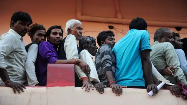 500 और 1000 के नोट पर रोक, नोटबंदी, एटीएम के बाहर लंबी कतारें