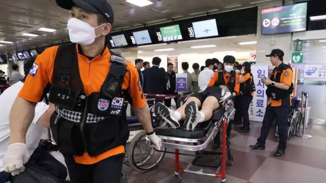 울산에서 열리는 제52회 전국소년체육대회에 참가하기 위해 비행기에 탑승했던 초·중학생 제주특별자치도 선수단 가운데 대구공항 도착 직후 고통을 호소하는 선수들을 119구조대가 들것을 이용해 구급차로 옮기고 있다