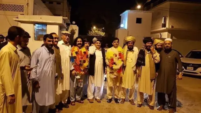 ښاغلي دوړ په پرلت کې راټولو کسانو ته ویلي و، پاکستان چارواکي غواړي چې د مړیو او ټپیانو کورنیو ته تاروان ورکړي، خو د ده په خبره د پښتنو مړي دومره سپک نه دي چې څوک یې په پیسو واخلي.
