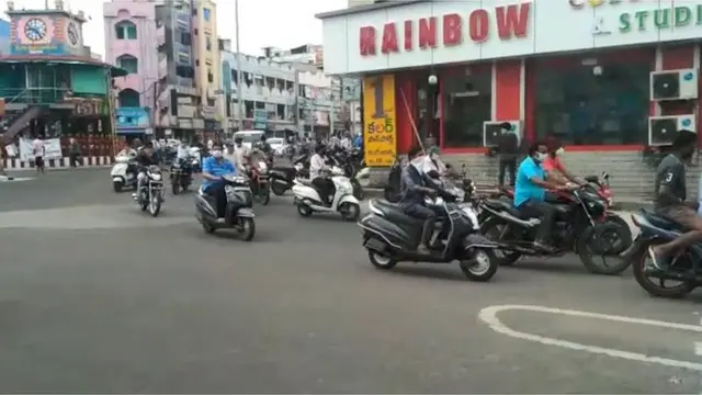 లాక్ డౌన్ అనంతరం రాజమండ్రిలో రోడ్లపైకి వచ్చిన ప్రజలు, వాహనాలు