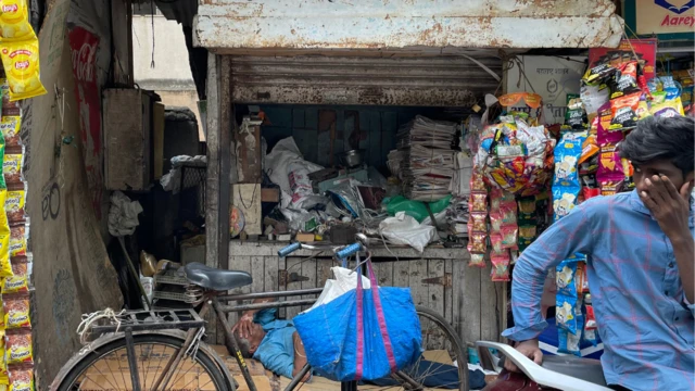 मुकेश अंबानी के घर के बगल में तीन छोटी दुकानें या खोखे, दो जनरल स्टोर और एक कबाड़ी की दुकान