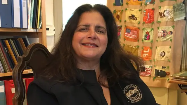 Helen Fisicaro, alcaldesa de Colma