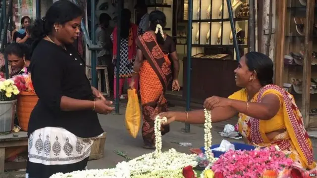 વેણી વેચતી તેમજ ખરીદતી મહિલાઓ