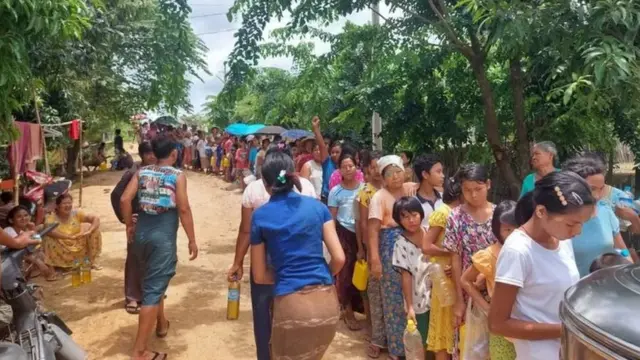 စားအုန်းဆီတွေစျေးတက်လာလို့ ခွဲတမ်းထုတ်စျေးနဲ့ရောင်းပေးတဲ့ဆိုင်တွေမှာတန်းစီသူများ