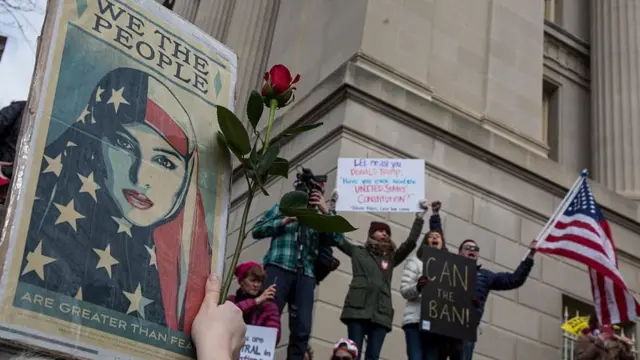 Трамптын администрациясы адегенде жети мусулман өлкөнүн жарандарына АКШга кирүүгө тыюу салган