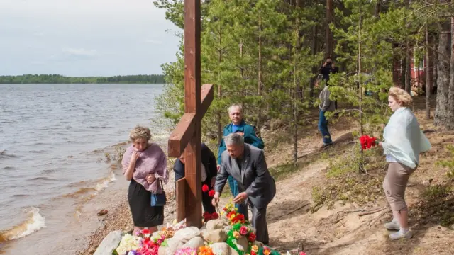 Крест на берегу озера