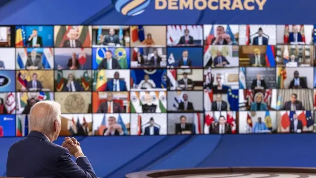 美國主持的全球民主峰會邀請了約110個國家及地區領袖、公民社會組織等,但中國和俄羅斯被排除在外。