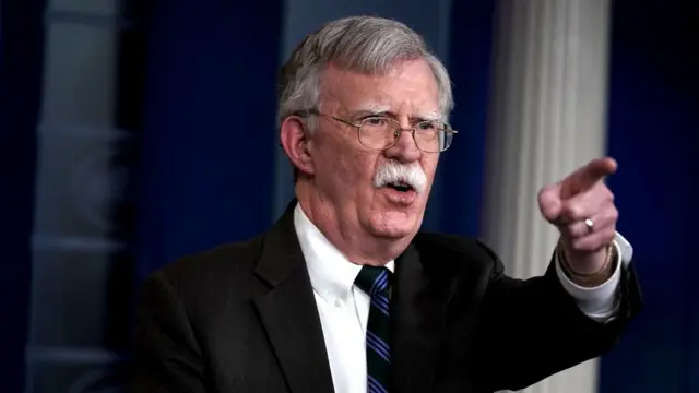 Umuhanuzi wa Amerika mu vy'umutekano, John Bolton, mu nama n'abamenyeshamakuru ku kirimba ca White House itariki 27/11/2018