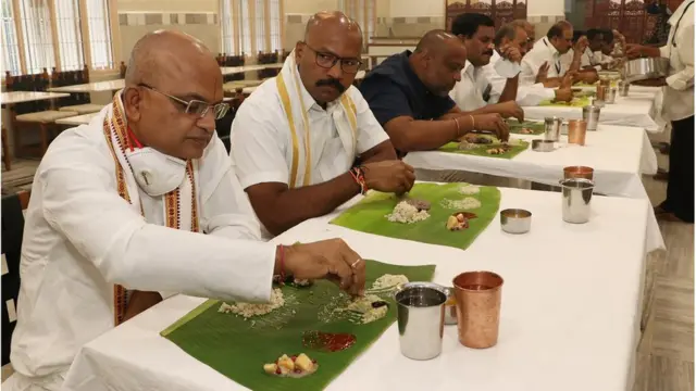 సంప్రదాయ భోజనం చేస్తున్న ఈవో ఇతర అధికారులు