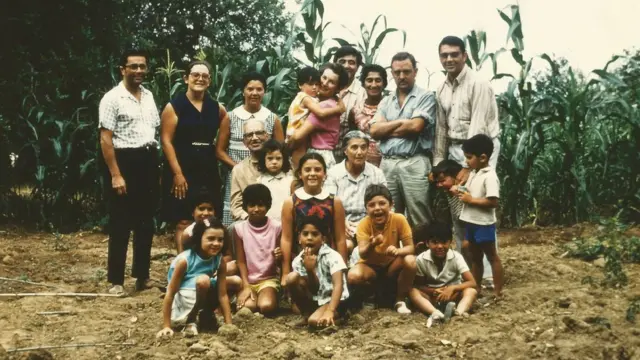 María Moliner con toda su familia en La Pobla, cerca del pueblo catalán de Mont-Roig (Tarragona).