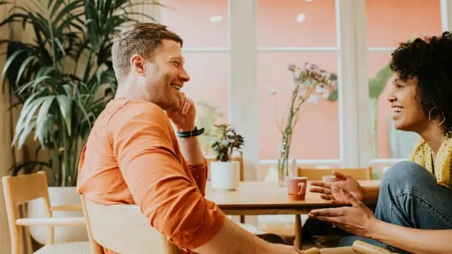 మాట్లాడుకుంటున్న అమ్మాయి, అబ్బాయి