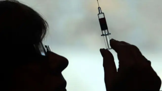 Vaksinasi bisa melatih sistem imun manusia untuk melawan virus, membuatnya lebih sulit menyebar.