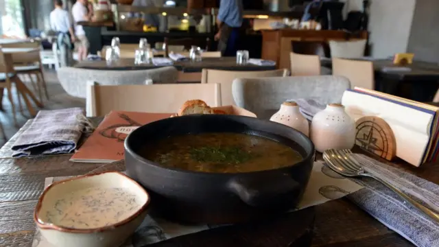 Соленые огурцы, суп с капустой, белыми грибами и олениной.