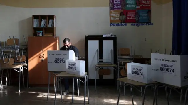 Una mesa de votación