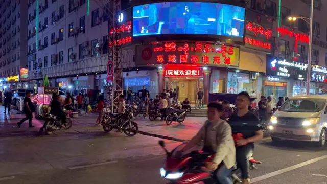 缅北地区的小勐拉街头，中文标牌随处可见。