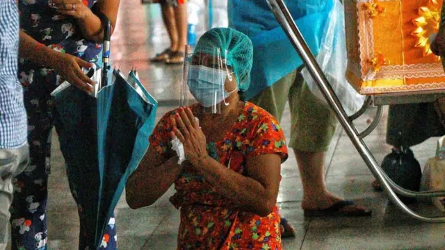 คนนั่งพนมมือในสุสานเยย์ เวย์