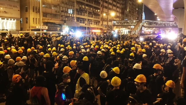 警方在上环向示威者多次发射催泪弹，示威者向警方投掷杂物。