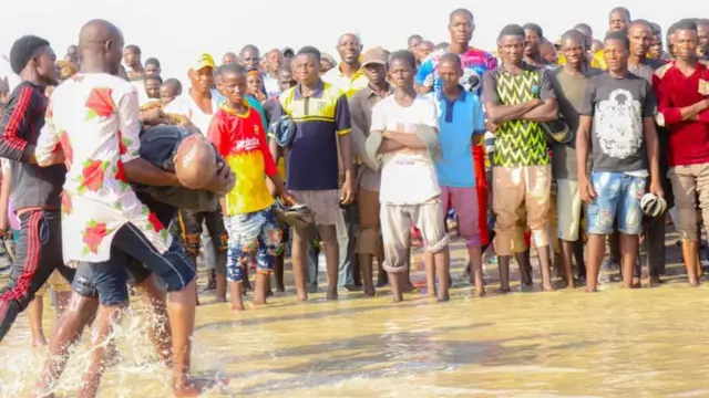 wani mutum da ya nutse a ruwa