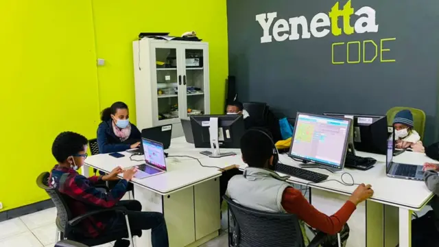 ኮምፒውተራቸው ያቀረበላቸው መተግበሪያዎች ላይ ጊዜ ከማጥፋት፤ ለራሳቸው ፈጠራ ዘለግ ያለ ሰዓት የሚሰጡ ልጆች በማፍራታቸው ይኮራል።