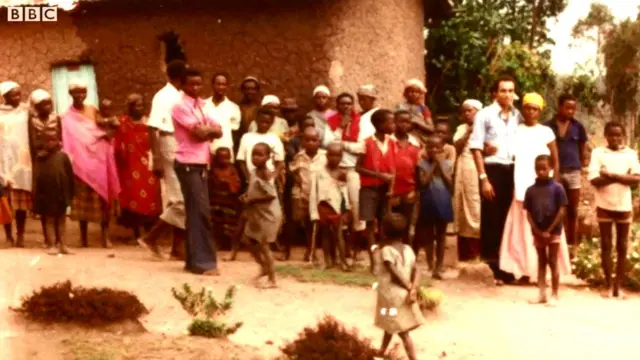 Luc Van Damme ari kumwe na nyina wiwe inyuma y'aho ashikiye ku gatumba aho yavukiye