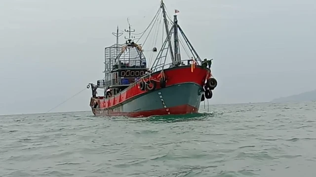 ကမ်းနီးမှာ ဝင်ရောက်ခိုးဖမ်းတဲ့ ကမ်းဝေးလှေတစ်စင်း