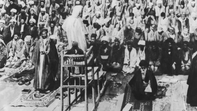 सन 1908 में ख़ाना-ए-काबा के क़रीब लोग नमाज पढ़ते हुए