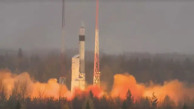 Ракета-носитель взлетает с космодрома Плесецк.