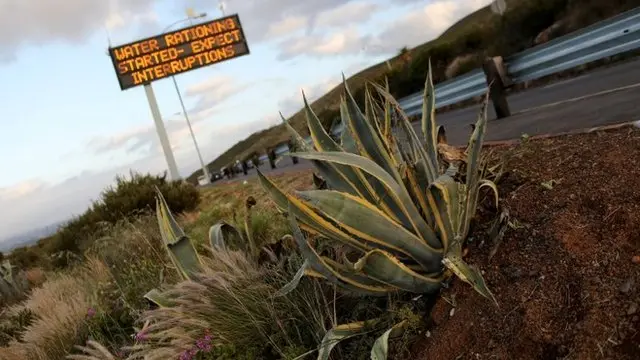 Cartel que anuncia racionamiento de agua en una carretera de Ciudad del Cabo.