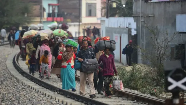 પાટા પર ચાલતા લોકો