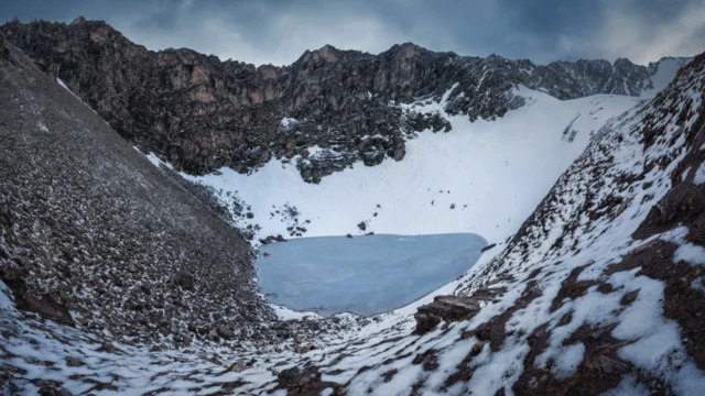 Lago Roopkund, en la cordillera del Himalaya