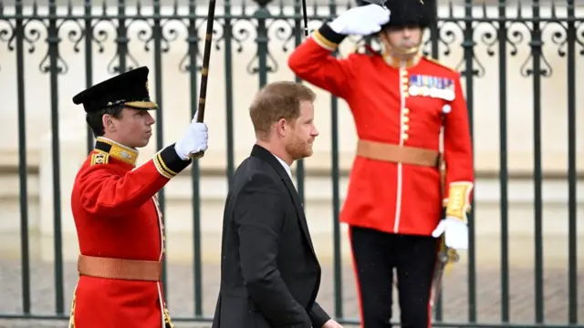 Le prince Harry, duc de Sussex, arrive pour assister à la cérémonie de couronnement du roi Charles à l'abbaye de Westminster.