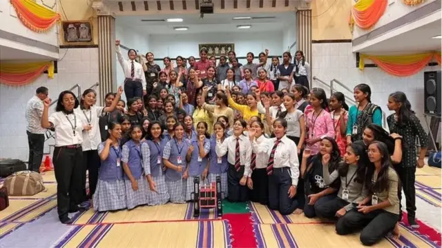 శాటిలైట్ తయారీలో పాల్గొన్న విద్యార్థులు
