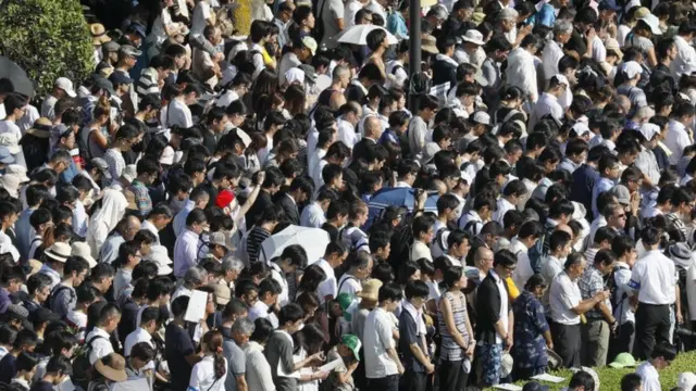 Жыл сайын Хиросимада он миңдеген япониялыктар чогулуп, каза тапкандарды эскеришет.